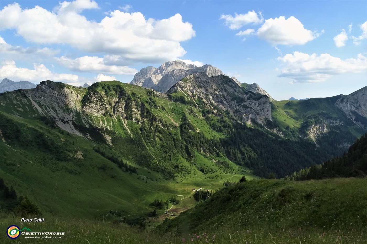 94 In alto Arera, Corna Piana, Corno Branchino, in basso la conca di Mezzeno.JPG